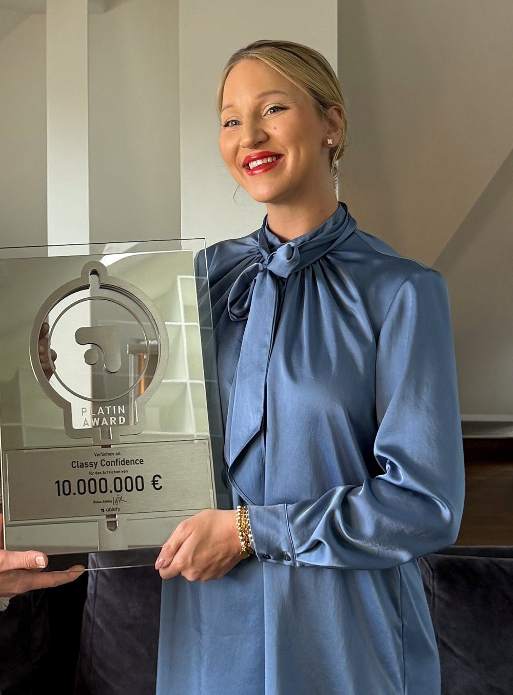 Lea Ernst mit dem Platin-Award für 10 Millionen Euro Umsatz